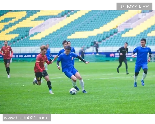 短发足球球星的速度力量与激情演绎绿茵场上非凡风采 短发足球球星的速度力量与激情演绎绿茵场上非凡风采